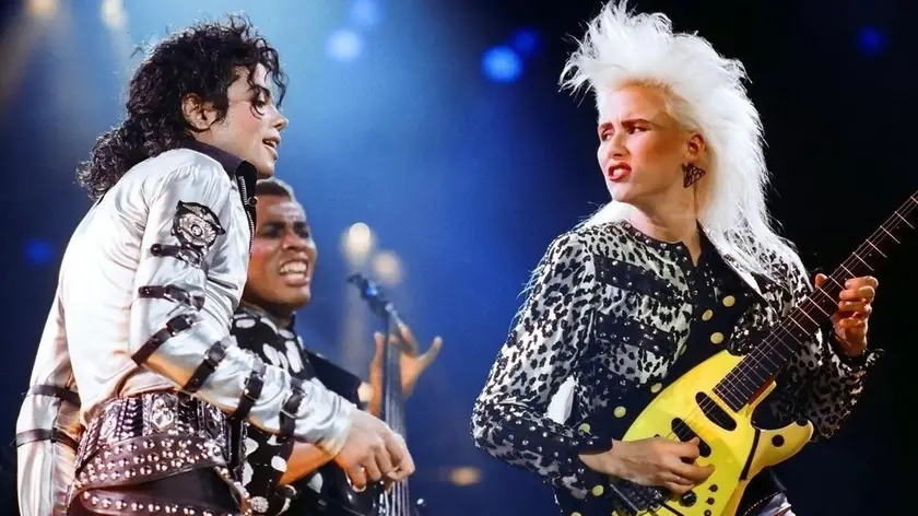 La chitarrista americana Jennifer Batten sul palco assieme a Michael Jakson
