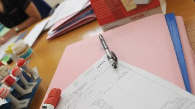 La busta paga di un lavoratore fotografata oggi 28 giugno 2010 nello studio di un commercialista a Pisa. L'Italia scala la classifica europea (Ue-27) per la pressione fiscale: nel 2009 il peso del fisco sul prodotto interno lordo e' stato del 43,2%, in aumento rispetto al 2008. L'Italia si colloca cosi' al quinto posto, insieme alla Francia, in Europa per pressione fiscale. E' quanto risulta dai dati sui conti pubblici nel 2009 diffusi oggi dall'Istat. ..FRANCO SILVI/GID