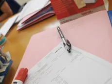 La busta paga di un lavoratore fotografata oggi 28 giugno 2010 nello studio di un commercialista a Pisa. L'Italia scala la classifica europea (Ue-27) per la pressione fiscale: nel 2009 il peso del fisco sul prodotto interno lordo e' stato del 43,2%, in aumento rispetto al 2008. L'Italia si colloca cosi' al quinto posto, insieme alla Francia, in Europa per pressione fiscale. E' quanto risulta dai dati sui conti pubblici nel 2009 diffusi oggi dall'Istat. ..FRANCO SILVI/GID