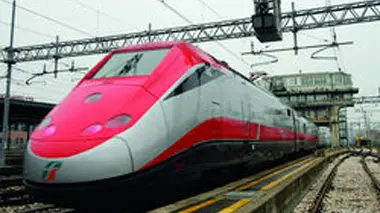 20081215 - BOLOGNA - FIN - TAV: TRENO FERMO NEL CASERTANO, RIPARTITO DOPO DUE ORE; Il treno alta velocita' freccia rossa delle ferrovie dello stato fotografato nella stazione di Bologna. Stamani i primi problemi; il convoglio diretto a Napoli è ripartito dopo due ore di sosta, dopo esser rimasto bloccato nella stazione di Gricignano d'Aversa, nel Casertano. Lo stop alla linea, per effettuare i lavori di riparazione di un pantografo, aveva provocato il blocco di un altro convoglio che lo seguiva. Momenti di tensione si erano verificati tra una parte dei passeggeri ed il capo treno, tanto da rendere necessario l'intervento della polizia. ANSA/GIORGIO BENVENUTI/I51.