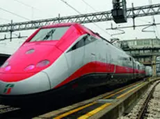 20081215 - BOLOGNA - FIN - TAV: TRENO FERMO NEL CASERTANO, RIPARTITO DOPO DUE ORE; Il treno alta velocita' freccia rossa delle ferrovie dello stato fotografato nella stazione di Bologna. Stamani i primi problemi; il convoglio diretto a Napoli è ripartito dopo due ore di sosta, dopo esser rimasto bloccato nella stazione di Gricignano d'Aversa, nel Casertano. Lo stop alla linea, per effettuare i lavori di riparazione di un pantografo, aveva provocato il blocco di un altro convoglio che lo seguiva. Momenti di tensione si erano verificati tra una parte dei passeggeri ed il capo treno, tanto da rendere necessario l'intervento della polizia. ANSA/GIORGIO BENVENUTI/I51.