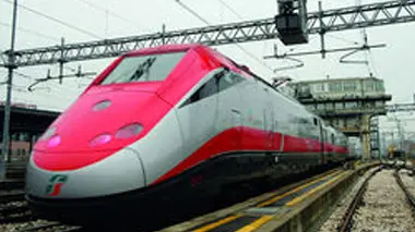 20081215 - BOLOGNA - FIN - TAV: TRENO FERMO NEL CASERTANO, RIPARTITO DOPO DUE ORE; Il treno alta velocita' freccia rossa delle ferrovie dello stato fotografato nella stazione di Bologna. Stamani i primi problemi; il convoglio diretto a Napoli è ripartito dopo due ore di sosta, dopo esser rimasto bloccato nella stazione di Gricignano d'Aversa, nel Casertano. Lo stop alla linea, per effettuare i lavori di riparazione di un pantografo, aveva provocato il blocco di un altro convoglio che lo seguiva. Momenti di tensione si erano verificati tra una parte dei passeggeri ed il capo treno, tanto da rendere necessario l'intervento della polizia. ANSA/GIORGIO BENVENUTI/I51.