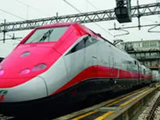 20081215 - BOLOGNA - FIN - TAV: TRENO FERMO NEL CASERTANO, RIPARTITO DOPO DUE ORE; Il treno alta velocita' freccia rossa delle ferrovie dello stato fotografato nella stazione di Bologna. Stamani i primi problemi; il convoglio diretto a Napoli è ripartito dopo due ore di sosta, dopo esser rimasto bloccato nella stazione di Gricignano d'Aversa, nel Casertano. Lo stop alla linea, per effettuare i lavori di riparazione di un pantografo, aveva provocato il blocco di un altro convoglio che lo seguiva. Momenti di tensione si erano verificati tra una parte dei passeggeri ed il capo treno, tanto da rendere necessario l'intervento della polizia. ANSA/GIORGIO BENVENUTI/I51.
