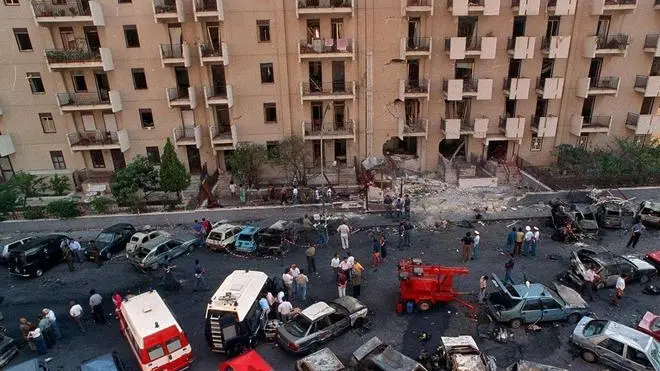 A01-28-1-1997-PALERMO. CRO. MAFIA: CONTATATO AUTISTA GIUDIZIARIO PER UCCIDERE CASELLI. Un'immagine d'archivio di Via D'Amelio, dove persero la vita in un attentato il giudice Borsellino e gli uomini della sua scorta. Oggi e' venuto alla luce un tentativo di attentato ai danni del procuratore della Repubblica di Palermo Giancarlo Caselli. KGG G. MANIACI/ANSA*************** TRADUZIONE ***************A01-28-1-1997-Palermo. CRO. la Mafia: CONTATATO AUTISTA GIUDIZIARIO Per UCCIDERE CASELLI. Un'immagine d'archivio di Via D'Amelio, la colomba persero la vita in un attentato il giudice Borsellino e gli uomini della sua scorta. Oggi e' venuto alla luce un tentativo di attentato ai danni del procuratore della il di di Repubblica Palermo Giancarlo Caselli. KGG G. MANIACI/ANSA