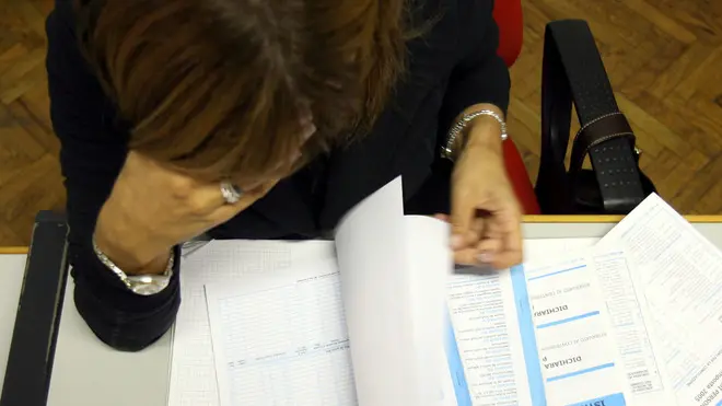 20061009 - ROMA - POL - FINANZIARIA:DECRETO,DA LOTTA EVASIONE ACCERTAMENTI PER 4 MLD. I moduli per la dichiarazione dei redditi del 2007. La lotta all'evasione fiscale portera' una maggiore imposta accertata di oltre 4 miliardi di euro. E' quanto si legge nella Relazione Tecnica del decreto fiscale che accompagna la Finanziaria. FRANCO SILVI - ANSA - I51