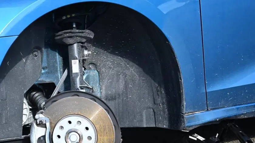 Le immagini della Audi A3 “depredata” delle ruote a Fontanafredda (foto Brisotto/Petrussi)