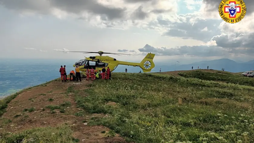 L'intervento dell'elicottero del pronto intervento medico sul monte Cuarnan