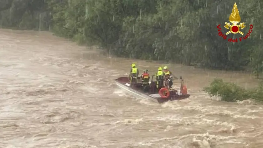 Le immagini dei vigili del fuoco al lavoro venerdì pomeriggio con il fiume in piena