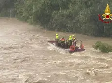 Le immagini dei vigili del fuoco al lavoro venerdì pomeriggio con il fiume in piena