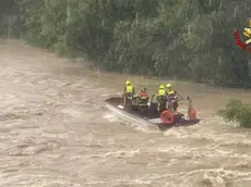 Le immagini dei vigili del fuoco al lavoro venerdì pomeriggio con il fiume in piena