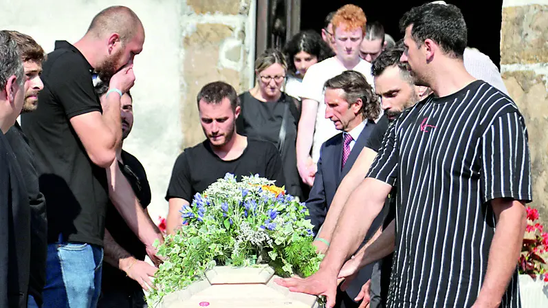 Gli amici di Mattia Beltrame rendono omaggio al feretro all’uscita dalla chiesa di Frisanco (foto Ambrosio / Petrussi)