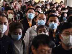 25/01/2020 Aeroporto Internazionale di Bangkok. Il personale sanitario utilizza un termometro a infrarossi per controllare la temperatura dei passeggeri che provengono dalla Cina. Le persona vengono anche informate con volantini scritti in cinese e inglese che suggeriscono come proteggersi dai contatti con sospetti esseri umani infettti dal nuovo ceppo di coronavirus *** Local Caption *** 00941959