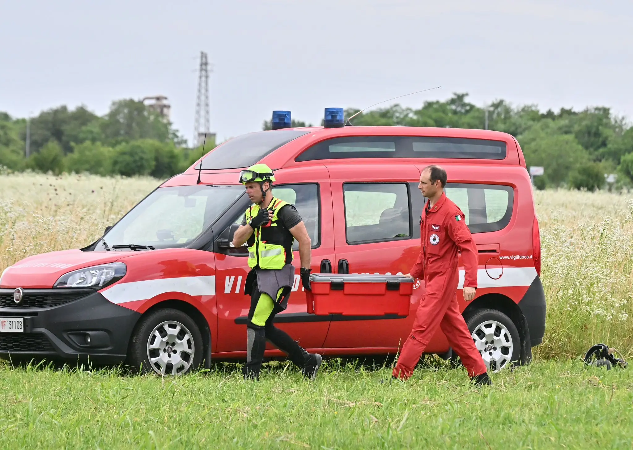 Il corpo di Cristian Molnar, di 25 anni, come hanno riferito i vigili del fuoco, è stato trovato in una pozza, in un luogo non lontano dai punti in cui erano state trovate le due ragazze, Patrizia Cormos, di 20 anni, e Bianca Doros, di 23. I tre ragazzi erano andati sul greto del Natisone per scattare alcune foto il 31 maggio scorso quando, a causa delle intense precipitazioni dei giorni precedenti, il livello delle acque del Natisone è rapidamente salito. Fino a quando i ragazzi, stretti in un abbraccio, non sono stati travolti. Da allora non si sono mai interrotte le ricerche e dapprima sono stati trovati i corpi delle due ragazze, e soltanto oggi quello del giovane romeno, residente in Austria. Con modalità e con numero di soccorritori e di corpi e mezzi impegnati, le ricerche erano in corso anche questa mattina. L'abbassamento del livello delle acque di questi ultimi giorni ha consentito il ritrovamento (Foto Petrussi)