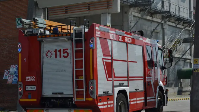 Torviscosa 04 Maggio 2012 bombole idrogeno Telefoto Copyright Petrussi Foto Press Turco