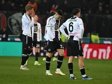 La delusione dei giocatori dell'Udinese dopo la sconfitta con il Milan (foto Petrussi)