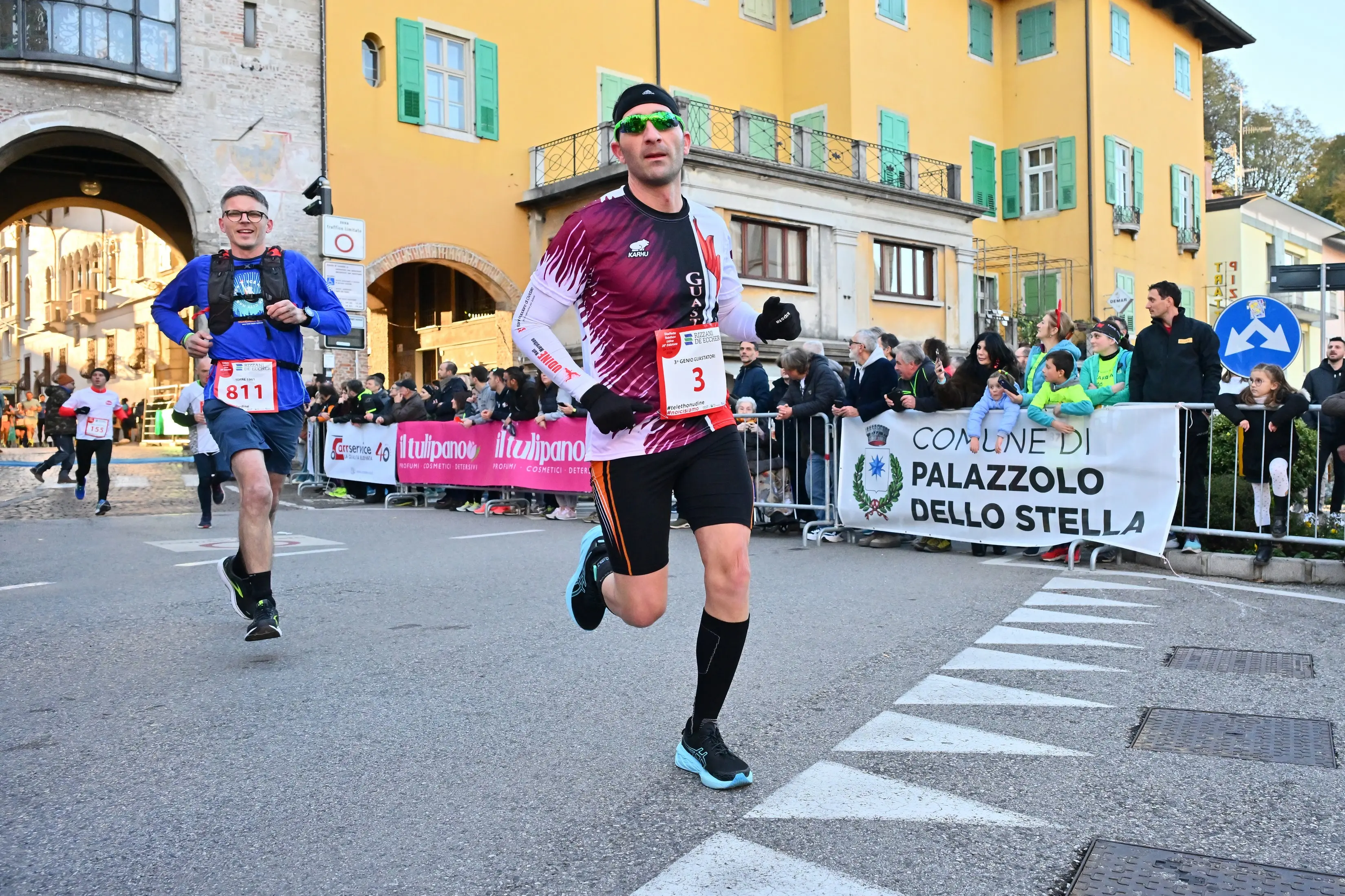 La 26esima edizione della Staffetta Telethon ha visto Udine animata da 870 squadre, per un totale di oltre 22mila partecipanti, tra cui 1.500 studenti. L'evento, che si è svolto dal 30 novembre al 1 dicembre, ha battuto un nuovo record di solidarietà, con la speranza di superare i 320mila euro di donazioni per la ricerca sulle malattie genetiche rare. Molti sportivi, tra cui il campione paralimpico Antonio Fantin, hanno preso parte all'iniziativa, insieme a tanti altri volontari e partecipanti, che hanno corso su un percorso di 1.920 metri nel cuore della città. Un grande successo, che ha coinvolto anche diverse associazioni e realtà locali. Foto Petrussi