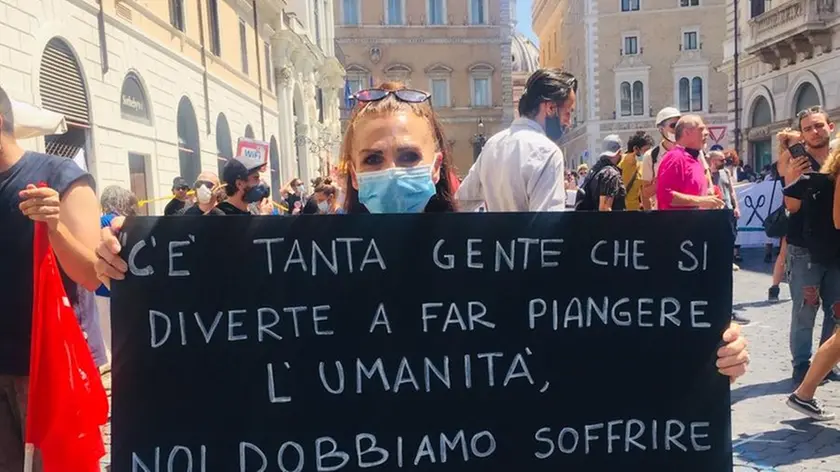 Una manifestante a Roma (foto Luisa Mosello)