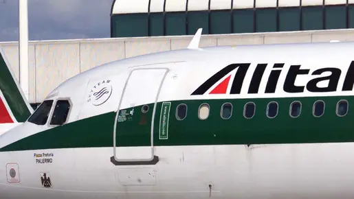 20040504 - FIUMICINO (ROMA) - ECO - ALITALIA: CUB ANNUNCIA SCIOPERO GENERALE, APPELLO A CIAMPI - Aerei Alitalia parcheggiati oggi all'aeroporto di Fiumicino (Roma). La Cub, uno dei sindacati di base dei dipendenti Alitalia, annuncia la proclamazione di un nuovo sciopero generale e lancia un appello al Presidente della Repubblica, Ciampi, 'affinche' intervenga a tutela e garanzia di un bene pubblico dell'Italia e di un servizio essenziale per la collettivita' oltre che per la salvaguardia di migliaia di posti di lavoro'. TELENEWS/ANSA/TO