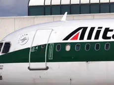 20040504 - FIUMICINO (ROMA) - ECO - ALITALIA: CUB ANNUNCIA SCIOPERO GENERALE, APPELLO A CIAMPI - Aerei Alitalia parcheggiati oggi all'aeroporto di Fiumicino (Roma). La Cub, uno dei sindacati di base dei dipendenti Alitalia, annuncia la proclamazione di un nuovo sciopero generale e lancia un appello al Presidente della Repubblica, Ciampi, 'affinche' intervenga a tutela e garanzia di un bene pubblico dell'Italia e di un servizio essenziale per la collettivita' oltre che per la salvaguardia di migliaia di posti di lavoro'. TELENEWS/ANSA/TO