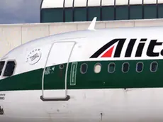 20040504 - FIUMICINO (ROMA) - ECO - ALITALIA: CUB ANNUNCIA SCIOPERO GENERALE, APPELLO A CIAMPI - Aerei Alitalia parcheggiati oggi all'aeroporto di Fiumicino (Roma). La Cub, uno dei sindacati di base dei dipendenti Alitalia, annuncia la proclamazione di un nuovo sciopero generale e lancia un appello al Presidente della Repubblica, Ciampi, 'affinche' intervenga a tutela e garanzia di un bene pubblico dell'Italia e di un servizio essenziale per la collettivita' oltre che per la salvaguardia di migliaia di posti di lavoro'. TELENEWS/ANSA/TO