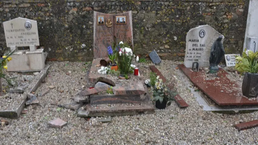 Varmo 03 Marzo 2016 fulmine in cimitero a santa mirizzutte Petrussi Foto Turco Massimo
