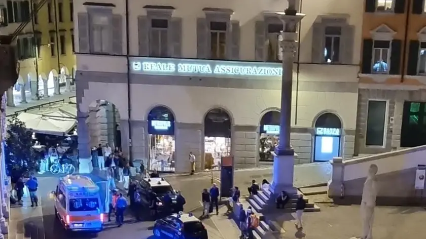 Le forze dell'ordine accorse in piazza Libertà a Udine per sedare la rissa