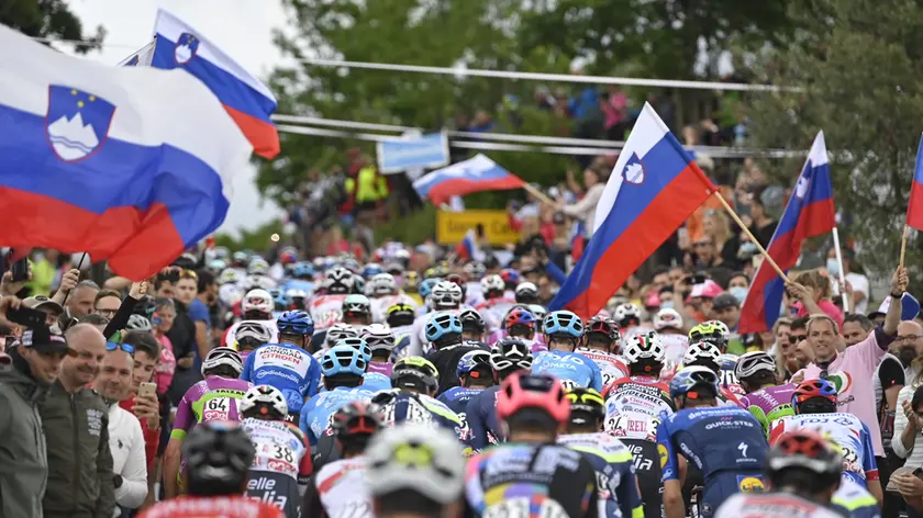 Folla in Slovenia sul circuito finale della quindicesima tappa