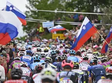 Folla in Slovenia sul circuito finale della quindicesima tappa