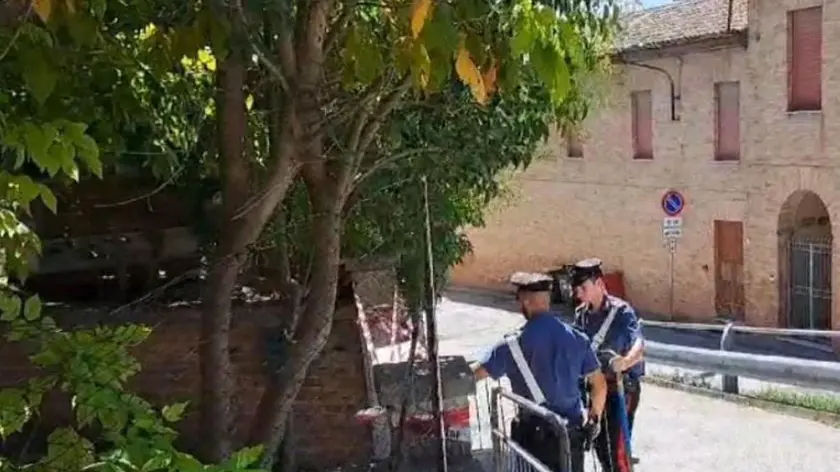 Carabinieri nei pressi dell'abitazione dove un uomo ha accoltellato la moglie di origini brasiliane di 38 anni a coltellate durante la notte, nel Pesarese, 7 settembre 2024. ANSA/ CARABINIERI +++ANSA PROVIDES ACCESS TO THIS HANDOUT PHOTO TO BE USED SOLELY TO ILLUSTRATE NEWS REPORTING OR COMMENTARY ON THE FACTS OR EVENTS DEPICTED IN THIS IMAGE; NO ARCHIVING; NO LICENSING NPK +++