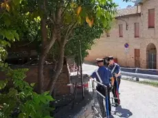 Carabinieri nei pressi dell'abitazione dove un uomo ha accoltellato la moglie di origini brasiliane di 38 anni a coltellate durante la notte, nel Pesarese, 7 settembre 2024. ANSA/ CARABINIERI +++ANSA PROVIDES ACCESS TO THIS HANDOUT PHOTO TO BE USED SOLELY TO ILLUSTRATE NEWS REPORTING OR COMMENTARY ON THE FACTS OR EVENTS DEPICTED IN THIS IMAGE; NO ARCHIVING; NO LICENSING NPK +++
