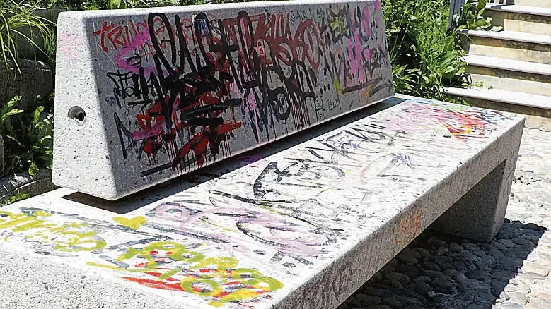 Graffiti e sporcizia al lavatoio di via Gorizia