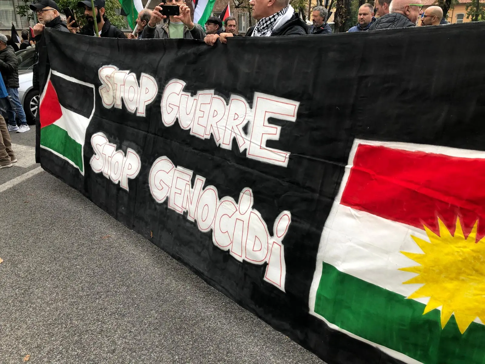 Sono più di 1500, secondo una prima stima delle forze dell'ordine, le persone che stanno partecipando al corteo pro-Palestina partito da piazza della Repubblica e diretto in piazza XX Settembre a Udine. Prima della partenza un minuto di silenzio per le vittime della guerra Foto Edoardo Di Salvo e Giacomina Pellizzari