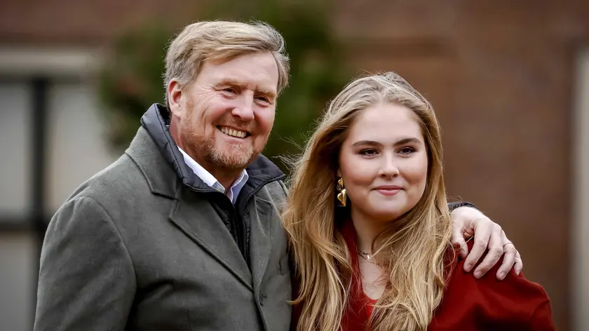 epa11040855 Dutch King Willem-Alexander and Princess Amalia pose during the traditional photo session of the royal family at Huis ten Bosch Palace, The Hague, The Netherlands, 22 December 2023. EPA/SEM VAN DER WAL