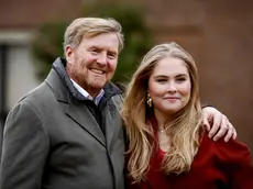 epa11040855 Dutch King Willem-Alexander and Princess Amalia pose during the traditional photo session of the royal family at Huis ten Bosch Palace, The Hague, The Netherlands, 22 December 2023. EPA/SEM VAN DER WAL