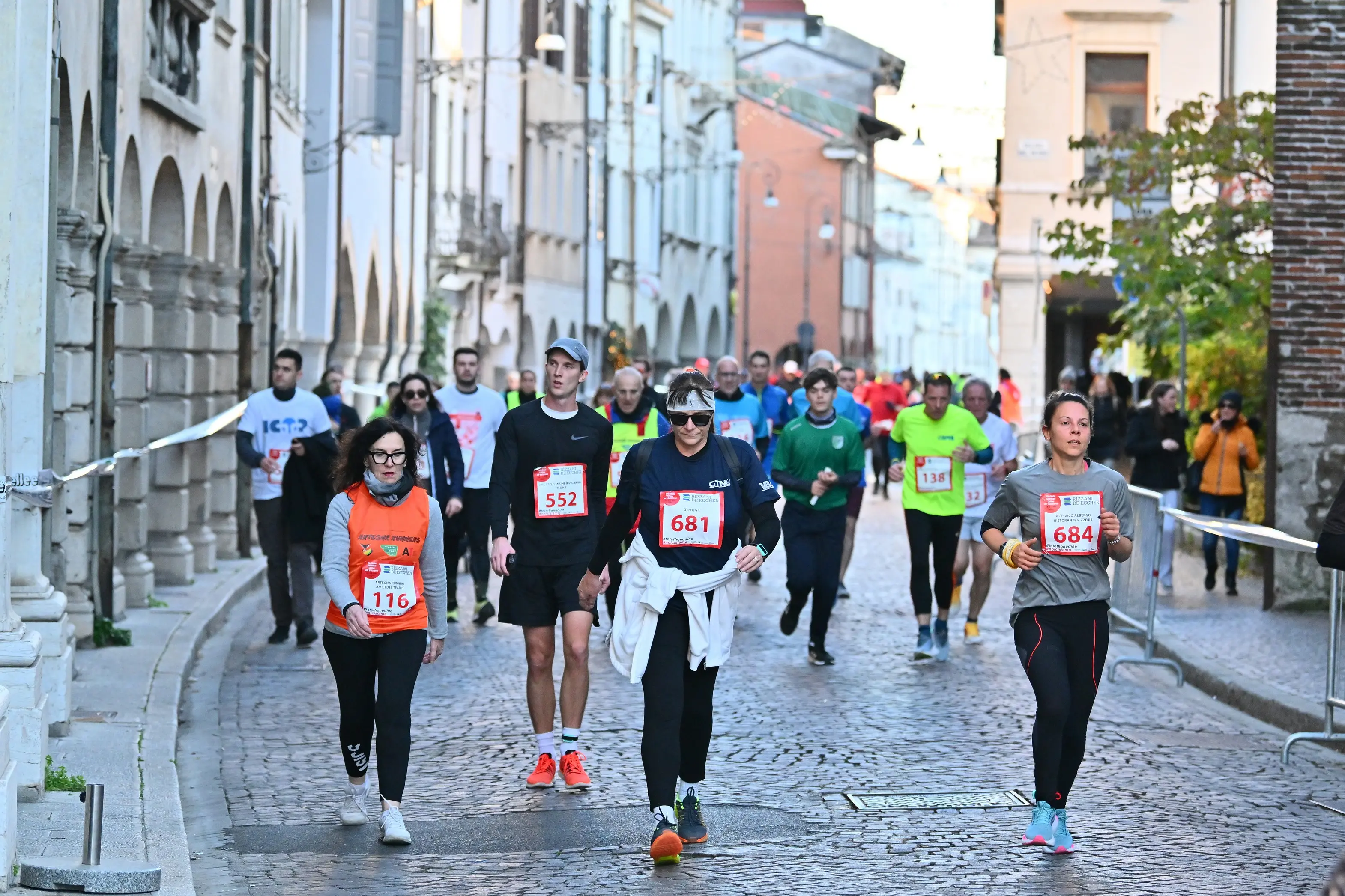 La 26esima edizione della Staffetta Telethon ha visto Udine animata da 870 squadre, per un totale di oltre 22mila partecipanti, tra cui 1.500 studenti. L'evento, che si è svolto dal 30 novembre al 1 dicembre, ha battuto un nuovo record di solidarietà, con la speranza di superare i 320mila euro di donazioni per la ricerca sulle malattie genetiche rare. Molti sportivi, tra cui il campione paralimpico Antonio Fantin, hanno preso parte all'iniziativa, insieme a tanti altri volontari e partecipanti, che hanno corso su un percorso di 1.920 metri nel cuore della città. Un grande successo, che ha coinvolto anche diverse associazioni e realtà locali. Foto Petrussi