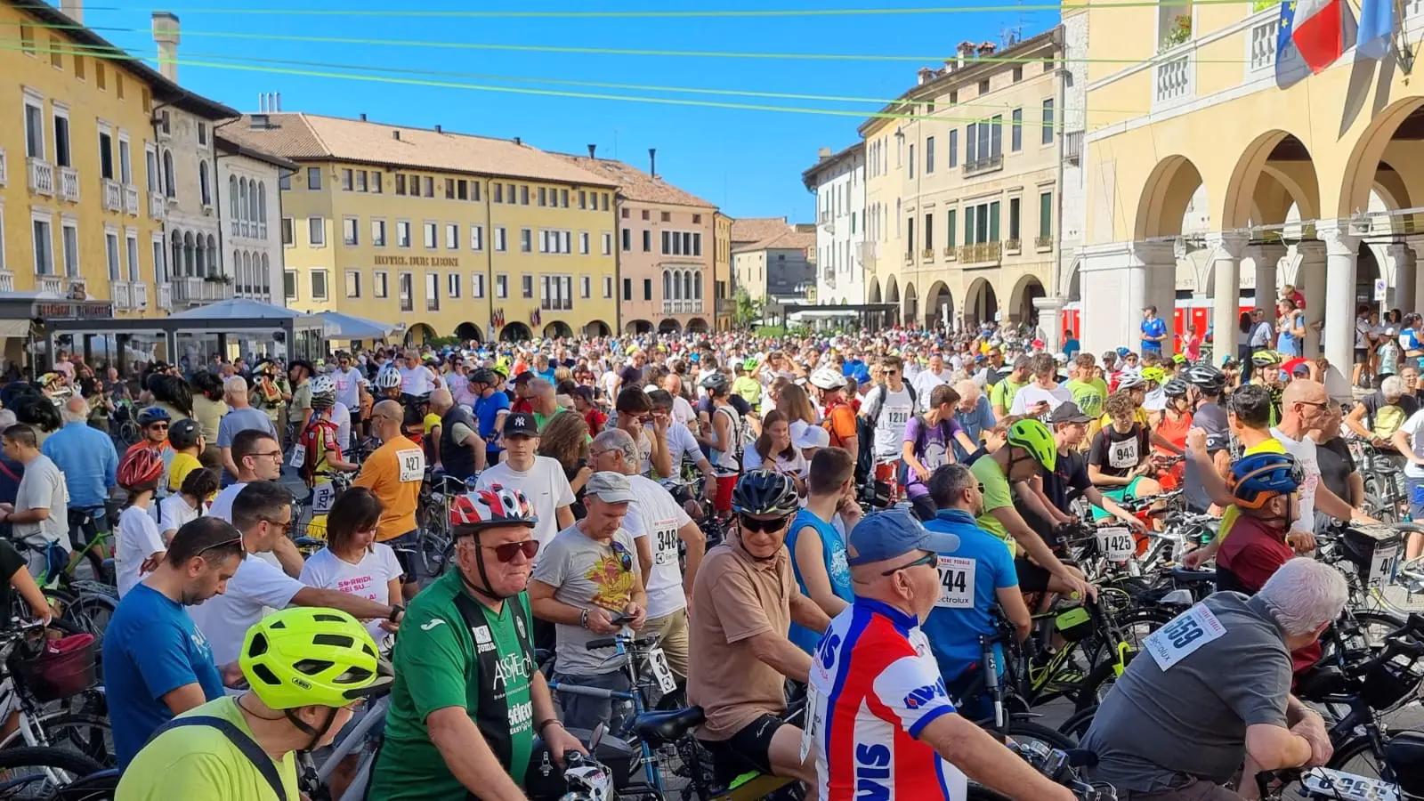 Edizione riuscita, la numero 49, per la Pordenone pedala, sotto un bel sole e con circa 4 mila partecipanti stimati. Il serpentone si è snodato da Pordenone a Porcia, Brugnera, Sacile, con rientro via Fontanafredda a Pordenone. Poi la tradizionale pastasciutta collettiva a Parco Galvani e le premiazioni delle categorie che hanno preso parte all’evento. Soddisfazione per il presidente Luigi Tomadini e lo staff che ha contribuito alla riuscita dell’evento.