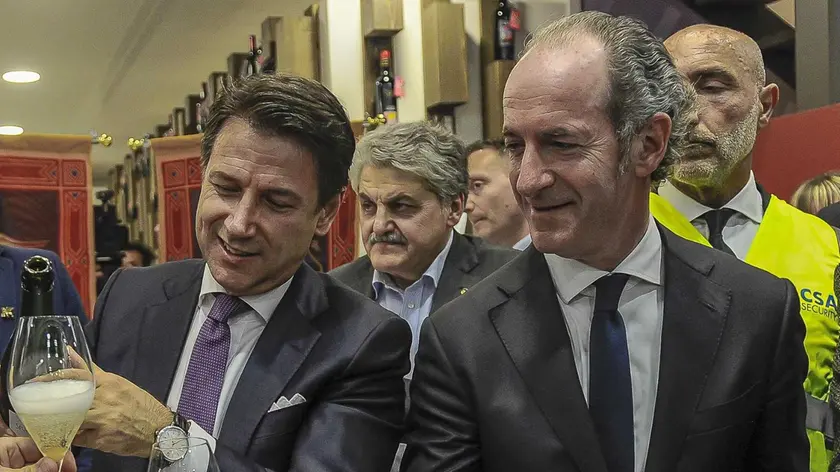 Il premier Giuseppe Conte (C), il ministro delle politiche agricole alimentari e forestali Gian Marco Centinaio (S) e Luca Zaia presidente della Regione Veneto brindano a Vinitaly 2019 a Verona, 7 Aprile 2019. .ANSA/EMANUELE PENNACCHIO
