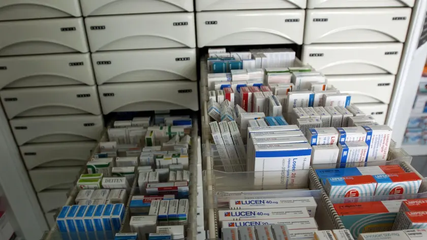 armadio - cassetti pieni di farmaci