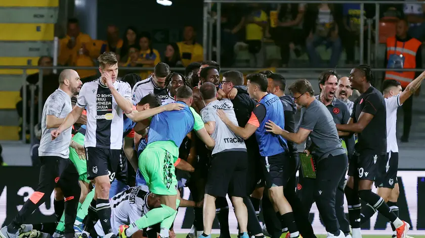 Keinan Davis of Udinese celebrates with his teammates after scoring 0-1 goal during the Serie A soccer match between Frosinone Calcio and Udinese Calcio at Benito Stirpe stadium in Frosinone, Italy, 26 May 2024. ANSA/FEDERICO PROIETTI