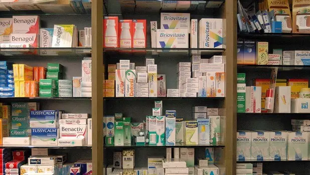 Una foto d'archivio di uno scaffale di medicine in una farmacia. DAPHNE TESEI ANSA/COC