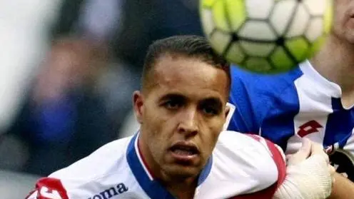 epa05185540 Granada CF's Moroccan striker Youssef El-Arabi (L) duels for then ball with Deportivo La Coruna's midfielder Pedro Mosquera (R) during the Spanish Liga Primera Division soccer match played at Riazor stadium in La Coruna, Spain, 28 February 2016. EPA/CABALAR