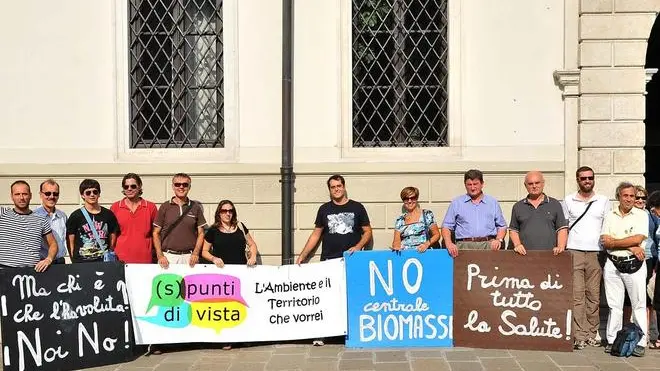 Udine 14 Settembre 2011. Protesta in Provincia contro l' impianto a biomasse. Telefoto Copyright PFP