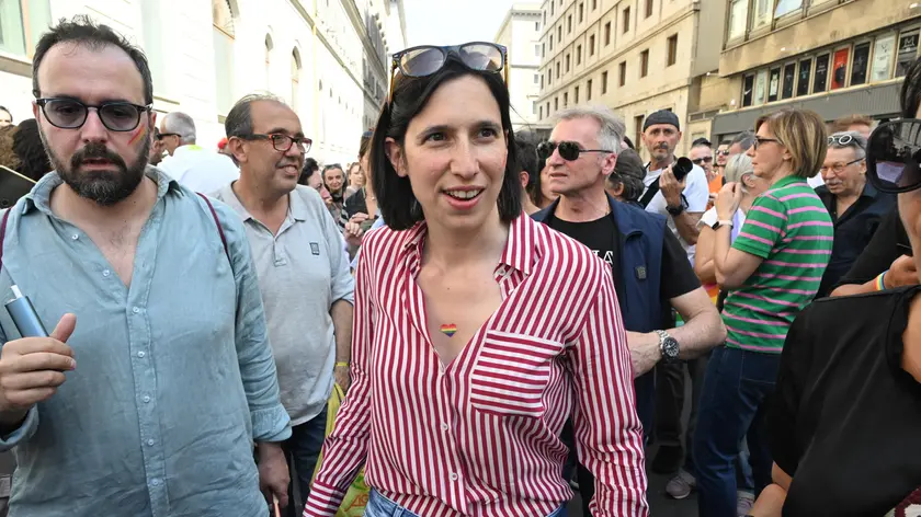 epa11412383 Italian Democratic Party (PD) Secretary Elly Schlein (C) visits the Roma Pride 2024, in Rome, Italy, 15 June 2024. Rome celebrates LGBTQ+ rights on 15 June marking 30 years of Pride march since 1994. EPA/CLAUDIO PERI