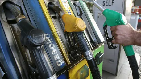 20071103 - ROMA - FIN - BENZINA: ONDATA AUMENTI, FINO 2 CENT; NUOVO RECORD DIESEL. Un automobilista in un distributore di gasolio a Pontedera (Pisa), in una immagine di archivio. Volano i prezzi dei carburanti con aumenti che oggi hanno visto i listini aumentare anche di 2 centesimi al litro come nel caso di quelli dell'Agip che ha portato la verde a quota 1,357 euro al litro e il gasolio a 1,258 euro. Per il diesel si tratta del nuovo record storico che brucia il precedente massimo di 1,253 euro al litro segnato ieri nei distributori Api-Ip. Rincari dei carburanti, spinti dal caro-greggio, sono scattati oggi - secondo i dati del Ministero per lo sviluppo economico - anche alla Esso, alla Shell ed alla Total. ANSA/ARCHIVIO/FRANCO SILVI/DRN