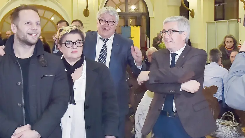 Sarà ballottaggio tra Alberto Felice De Toni e Pietro Fontanini, qui ritratti assieme nel Salone del Popolo in attesa dei risultati (foto Petrussi)