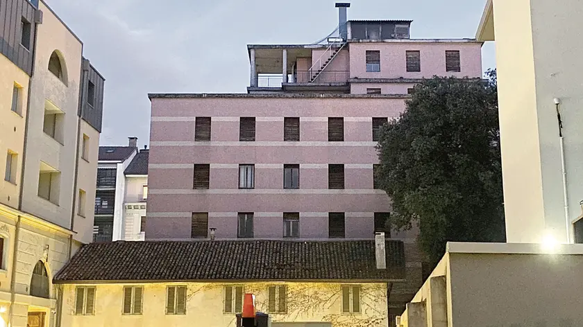 L’ex albergo Europa sovrasta la palazzina che verrà trasformata in hall e ingresso del nuovo hotel. A destra si intravede Casa Burghart, oggi studentato (foto Petrussi)