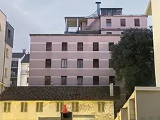 L’ex albergo Europa sovrasta la palazzina che verrà trasformata in hall e ingresso del nuovo hotel. A destra si intravede Casa Burghart, oggi studentato (foto Petrussi)