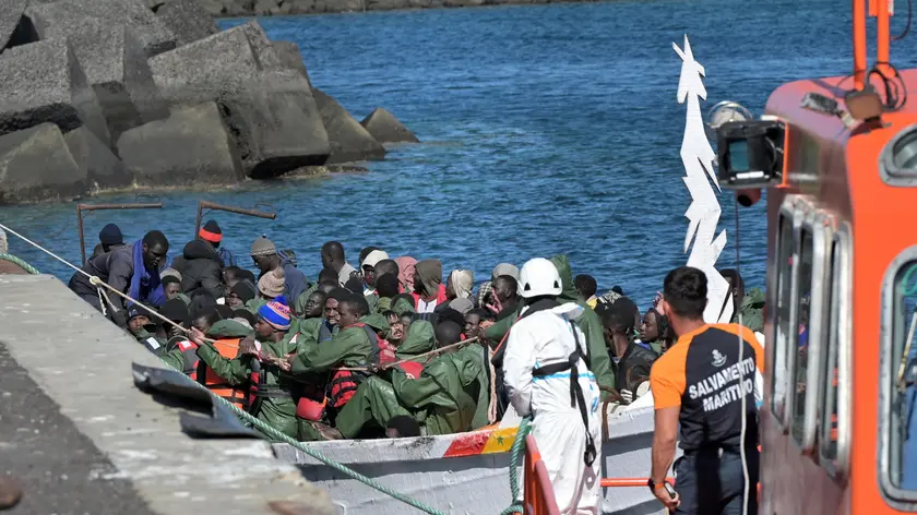 epa11402013 Migrants arrive at La Restinga harbor after being rescued while trying to reach Spain's coasts, in El Hierro island, Canary Islands, Spain, 10 June 2024. The Canary Islands experienced two days of boat arrivals. On 09 June, five boats arrived on the islands with 260 Maghreb and sub-Saharan migrants on board. EPA/GELMERT FINOL