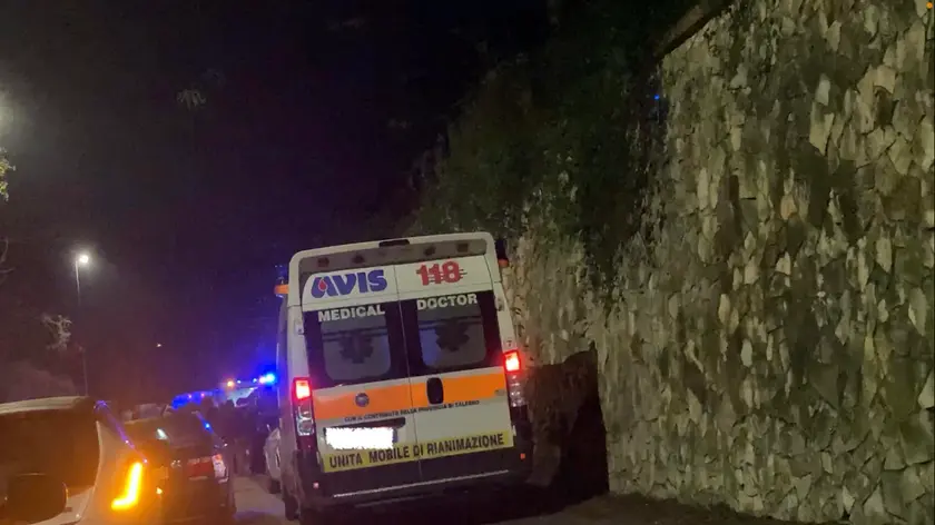 Volontario del 118 arriva sul luogo di un incidente stradale, nel suo paese, a Pellezzano, e prova a rianimare una ragazza coinvolta. Si tratta della sorella quindicenne, sulla quale prova in tutti i modi di praticare le manovre di rianimazione. Ma per lei non ci sarà nulla da fare: muore la ragazza, così come un amico di 18 anni. L' incidente in cui sono morti i due ragazzi è avvenuto nel giorno di Capodanno in via De Iuliis, a Pellezzano. La 15enne era in sella ad un "Beverly 250 "insieme all'amico che, improvvisamente, ha perso il controllo dello scooter, andandosi a schiantare contro un palo. ANSA/ FILIPPO NOTARI