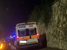 Volontario del 118 arriva sul luogo di un incidente stradale, nel suo paese, a Pellezzano, e prova a rianimare una ragazza coinvolta. Si tratta della sorella quindicenne, sulla quale prova in tutti i modi di praticare le manovre di rianimazione. Ma per lei non ci sarà nulla da fare: muore la ragazza, così come un amico di 18 anni. L' incidente in cui sono morti i due ragazzi è avvenuto nel giorno di Capodanno in via De Iuliis, a Pellezzano. La 15enne era in sella ad un "Beverly 250 "insieme all'amico che, improvvisamente, ha perso il controllo dello scooter, andandosi a schiantare contro un palo. ANSA/ FILIPPO NOTARI